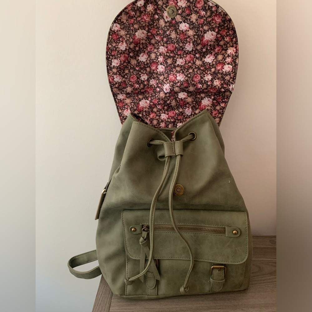 Massini Daily Backpack - Picture 2 of 6